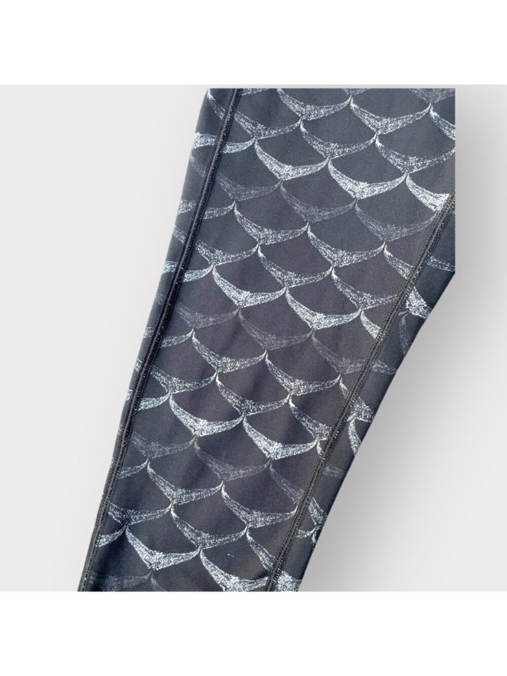 Vineyard Vines Size XS Black Gray Tonal Whale Tail Performance Cropped Leggings - Picture 3 of 10